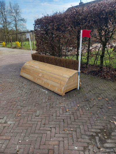crosshindernissen half ronde bak met haag